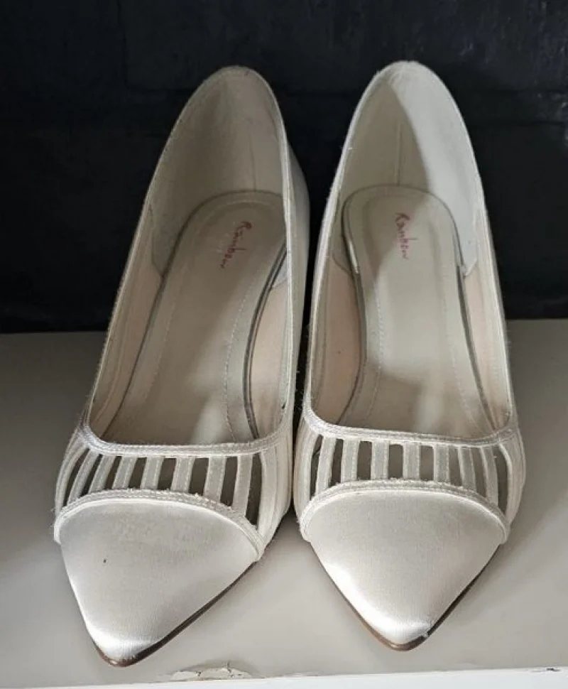 JPS Chartered Surveyors - Contents of a Bridal Boutique Auction | Wedding Dresses, Veils, Accessories, Bridesmaids Dresses & Shoes - Auction Image 4